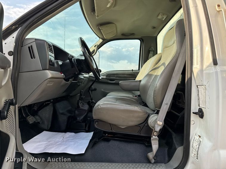 image for item DT0738 2004 Ford F650 Super Duty box truck