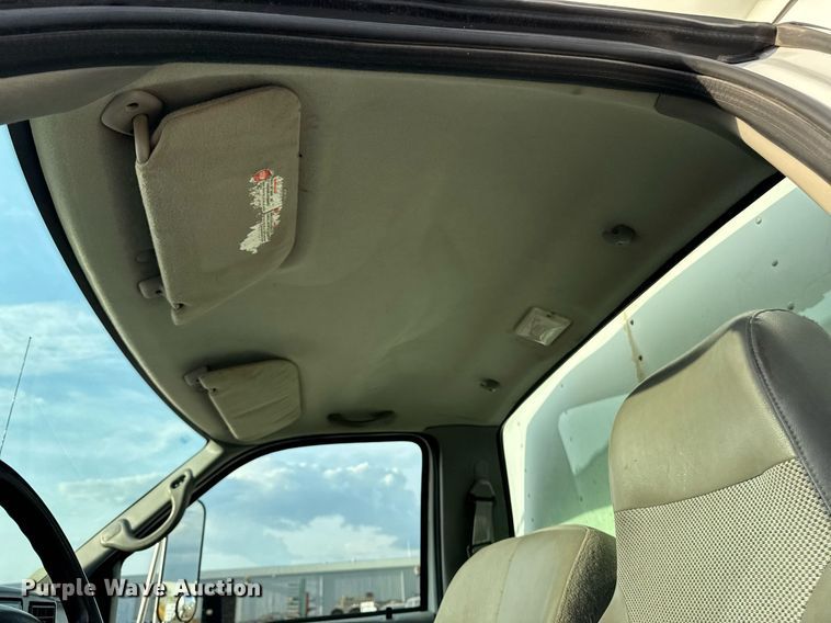 image for item DT0738 2004 Ford F650 Super Duty box truck