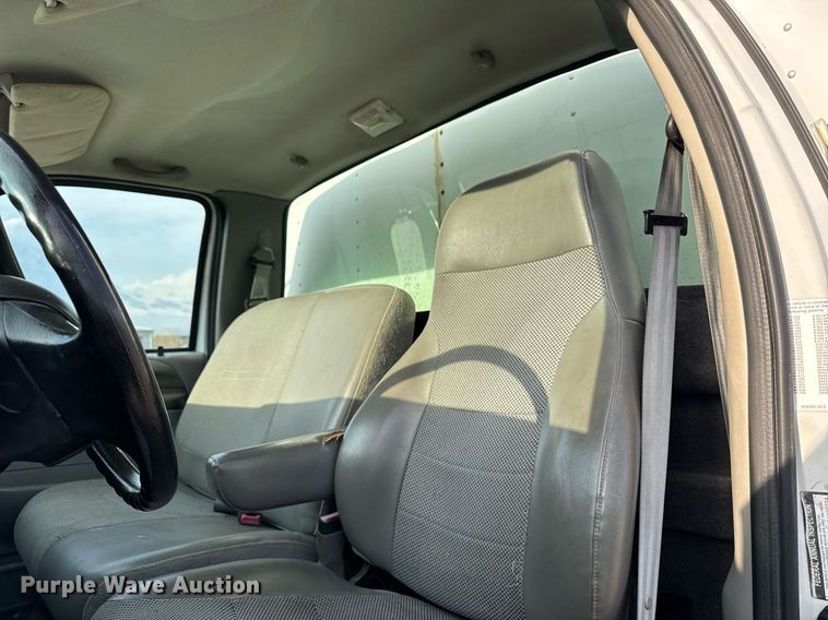 image for item DT0738 2004 Ford F650 Super Duty box truck