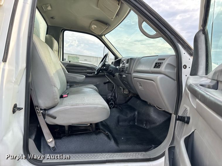 image for item DT0738 2004 Ford F650 Super Duty box truck