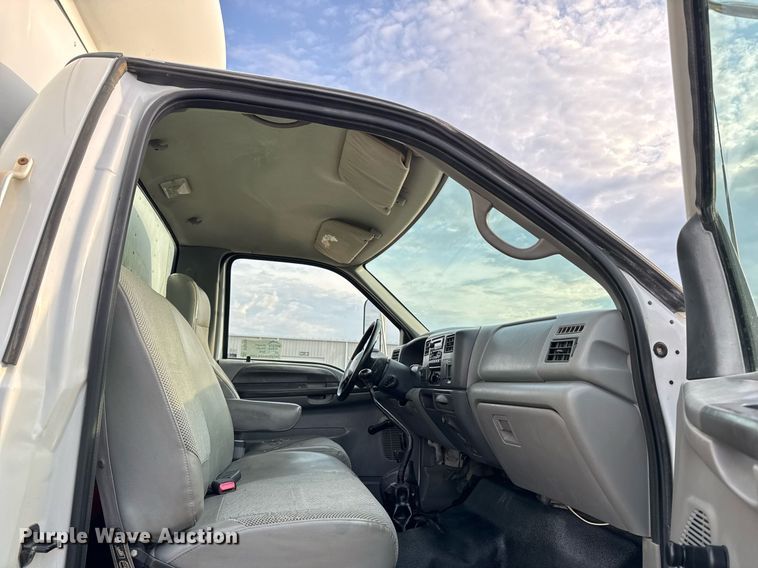 image for item DT0738 2004 Ford F650 Super Duty box truck