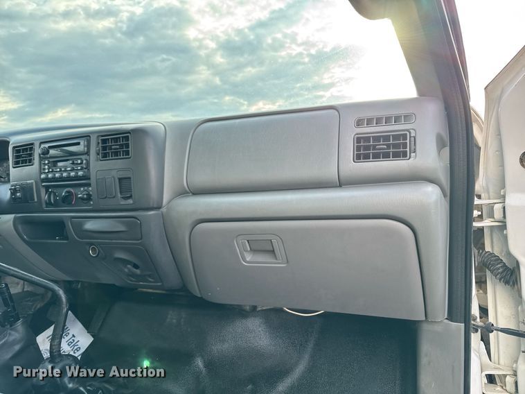 image for item DT0738 2004 Ford F650 Super Duty box truck