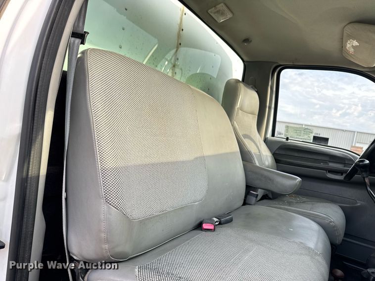 image for item DT0738 2004 Ford F650 Super Duty box truck