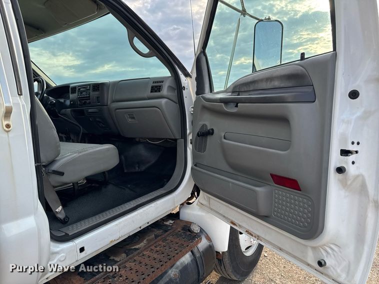 image for item DT0738 2004 Ford F650 Super Duty box truck