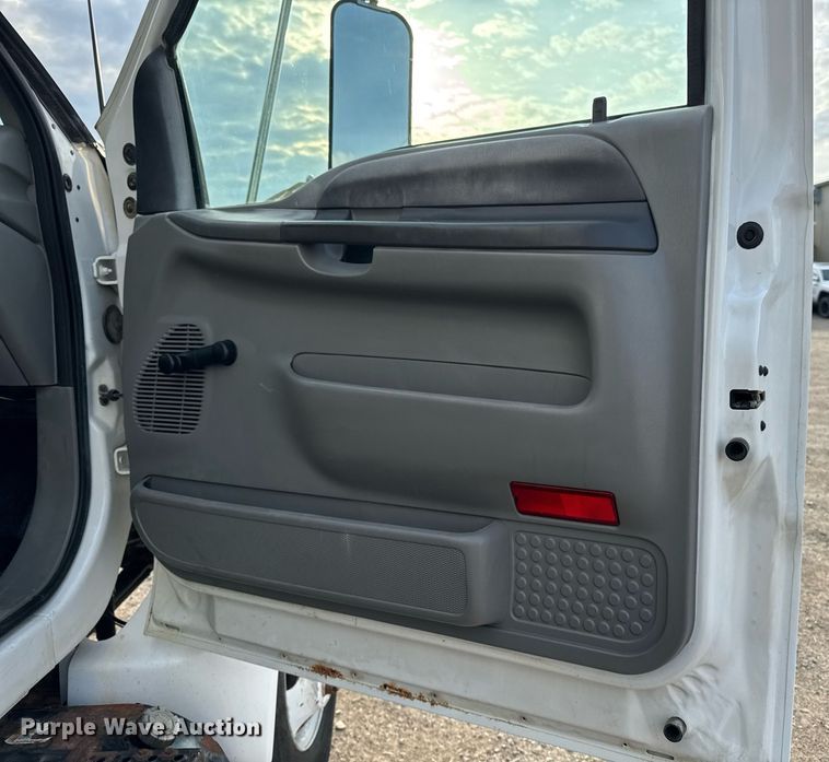 image for item DT0738 2004 Ford F650 Super Duty box truck