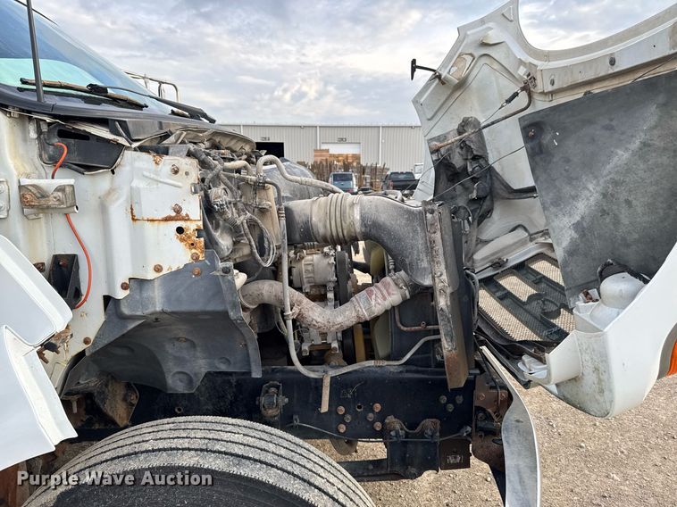 image for item DT0738 2004 Ford F650 Super Duty box truck