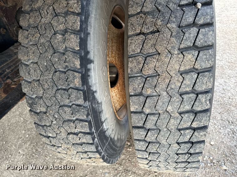 image for item DT0738 2004 Ford F650 Super Duty box truck