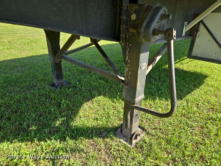 image for item DT4801 1998 Utility Trailers flatbed trailer