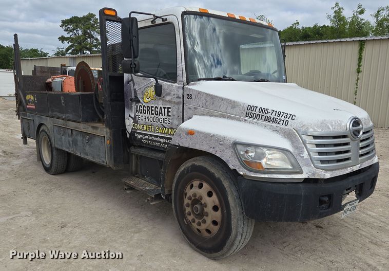 image for item DT4806 2006 Hino 268 flatbed truck