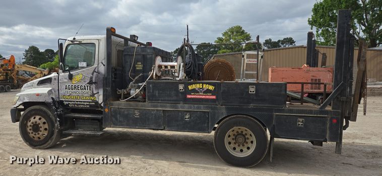 image for item DT4806 2006 Hino 268 flatbed truck