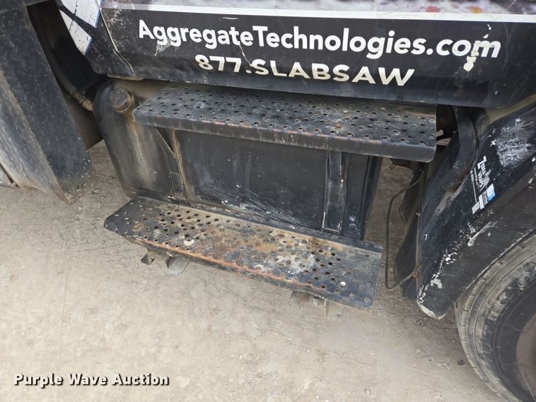 image for item DT4806 2006 Hino 268 flatbed truck