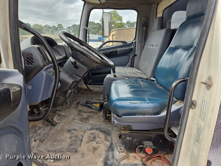 image for item DT4806 2006 Hino 268 flatbed truck