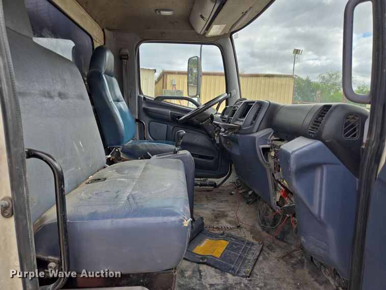 image for item DT4806 2006 Hino 268 flatbed truck