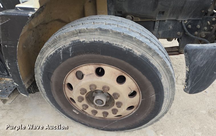 image for item DT4806 2006 Hino 268 flatbed truck