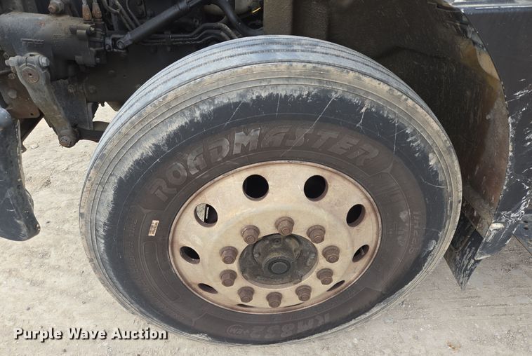 image for item DT4806 2006 Hino 268 flatbed truck