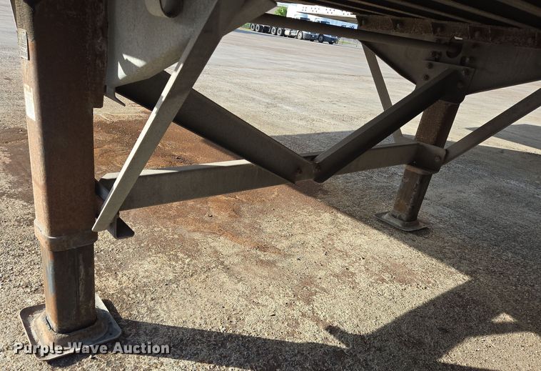 image for item DT4815 2010 Vanguard dry van trailer