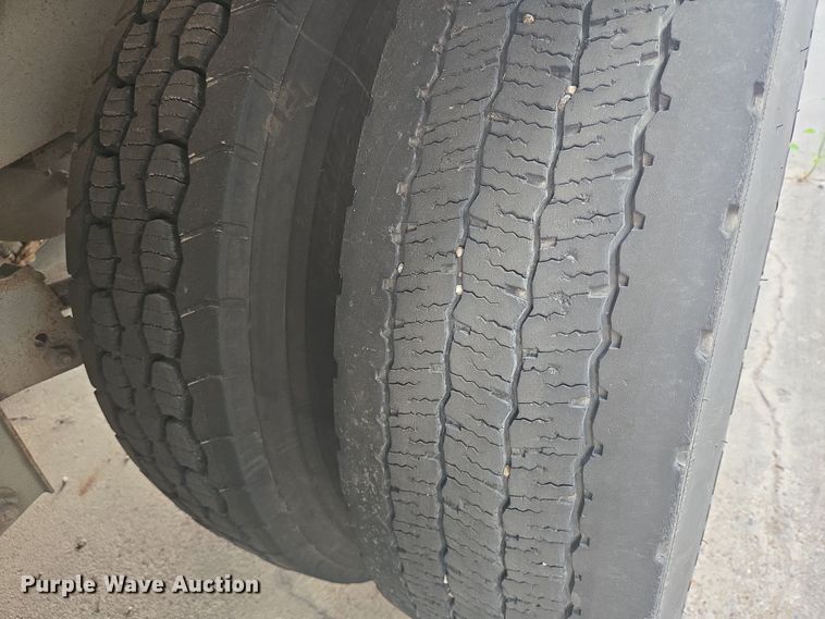 image for item DT4815 2010 Vanguard dry van trailer