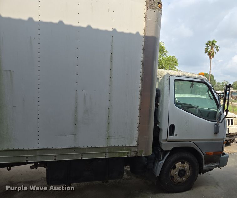 image for item DT4834 1999 Mitsubishi Fuso box truck