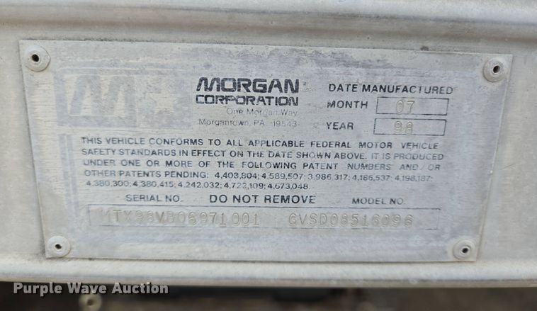 image for item DT4834 1999 Mitsubishi Fuso box truck
