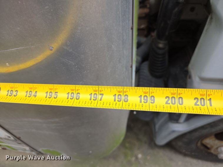 image for item DT4834 1999 Mitsubishi Fuso box truck