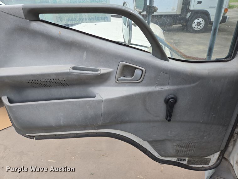 image for item DT4834 1999 Mitsubishi Fuso box truck