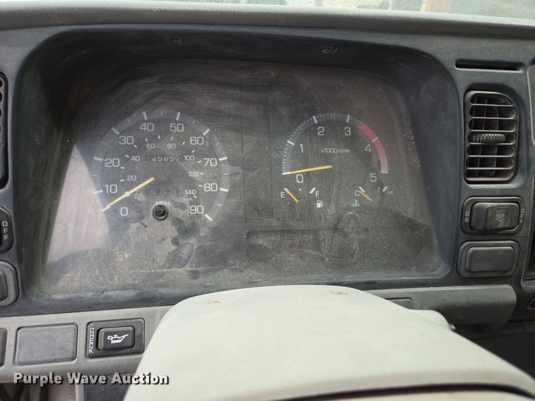 image for item DT4834 1999 Mitsubishi Fuso box truck