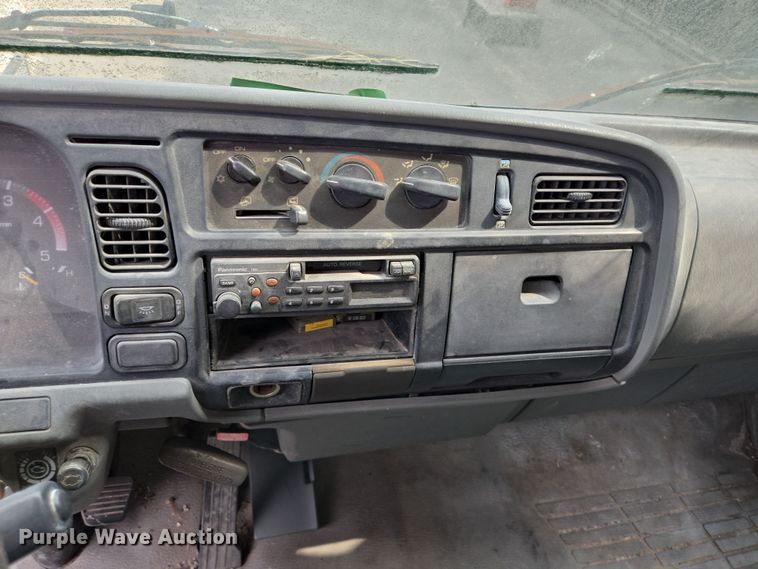 image for item DT4834 1999 Mitsubishi Fuso box truck