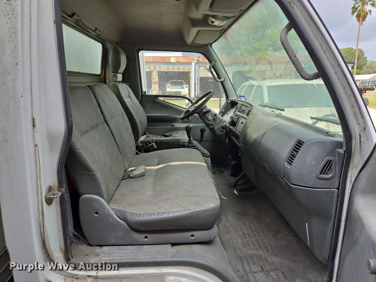 image for item DT4834 1999 Mitsubishi Fuso box truck