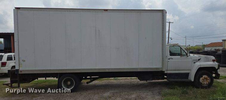 image for item DT4835 1994 Ford F700 box truck