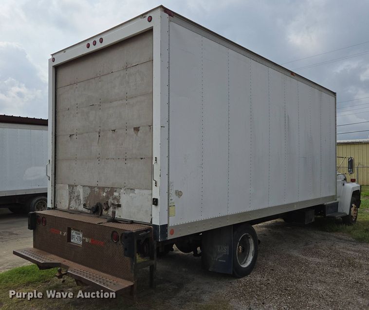 image for item DT4835 1994 Ford F700 box truck