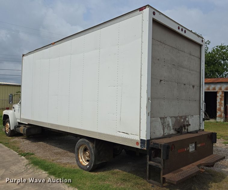 image for item DT4835 1994 Ford F700 box truck