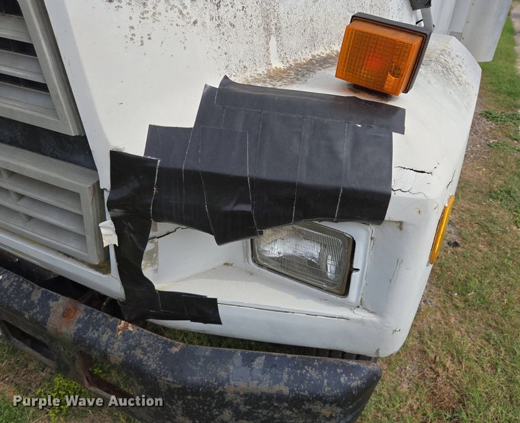 image for item DT4835 1994 Ford F700 box truck