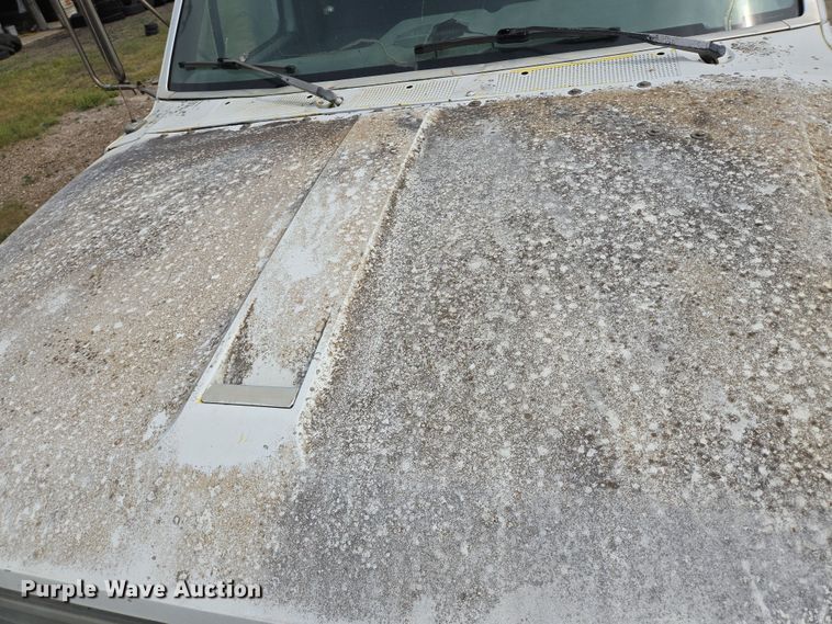 image for item DT4835 1994 Ford F700 box truck