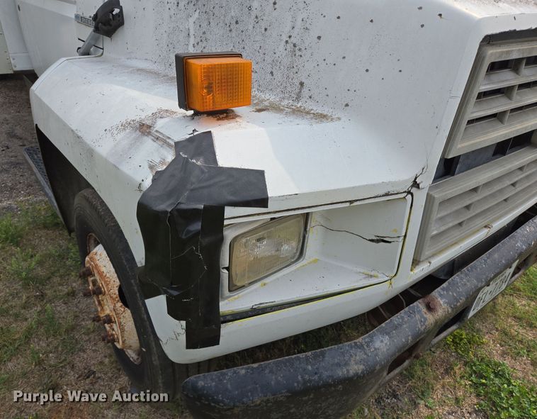 image for item DT4835 1994 Ford F700 box truck