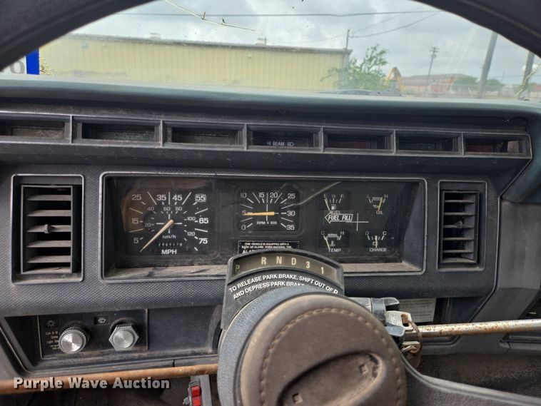 image for item DT4835 1994 Ford F700 box truck