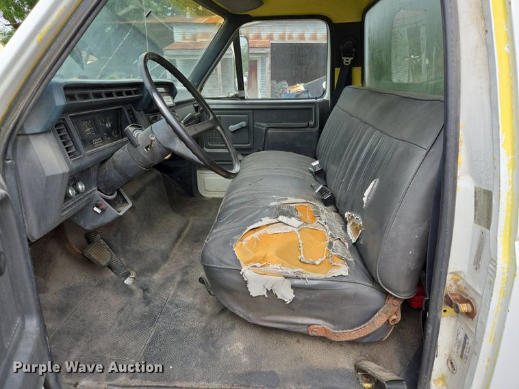 image for item DT4835 1994 Ford F700 box truck