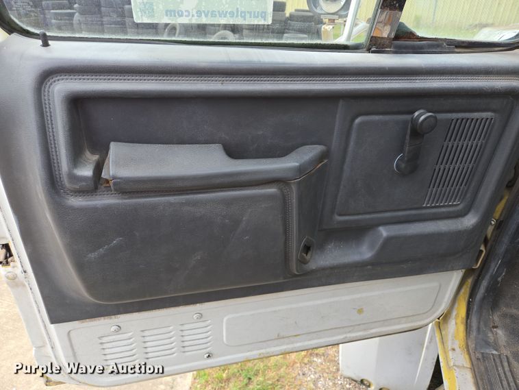 image for item DT4835 1994 Ford F700 box truck