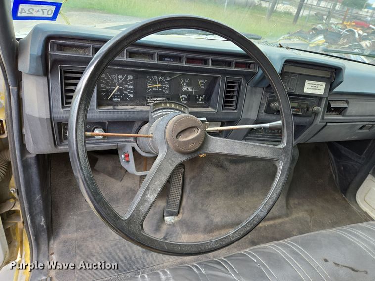 image for item DT4835 1994 Ford F700 box truck