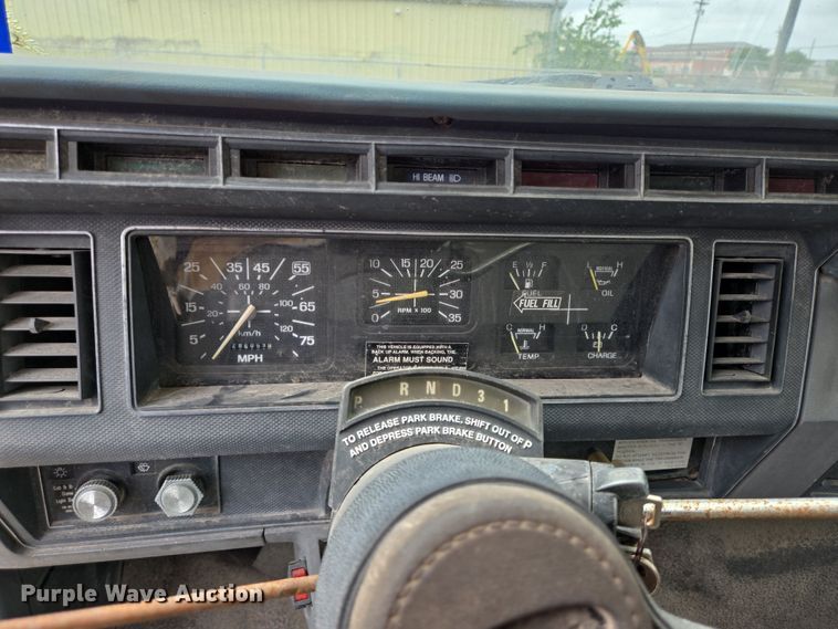 image for item DT4835 1994 Ford F700 box truck