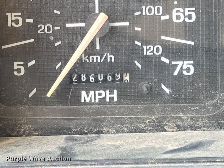 image for item DT4835 1994 Ford F700 box truck