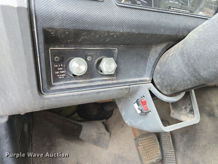 image for item DT4835 1994 Ford F700 box truck