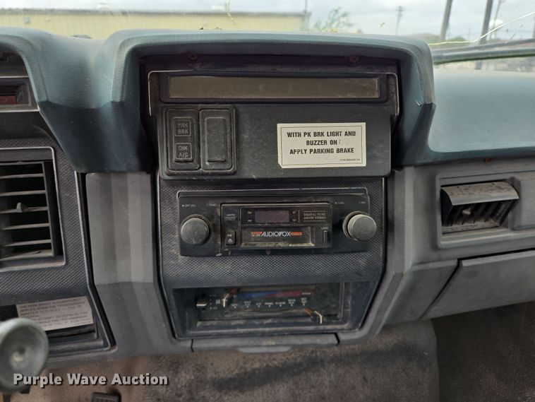 image for item DT4835 1994 Ford F700 box truck