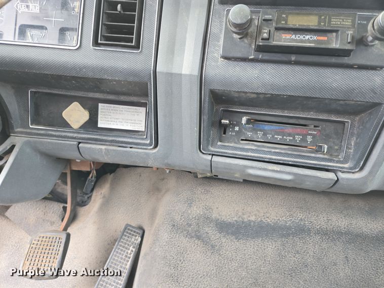 image for item DT4835 1994 Ford F700 box truck