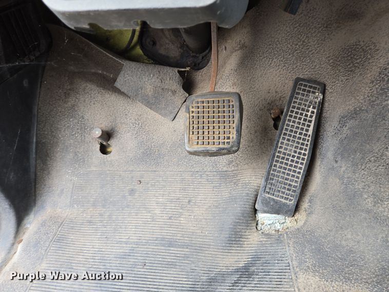 image for item DT4835 1994 Ford F700 box truck