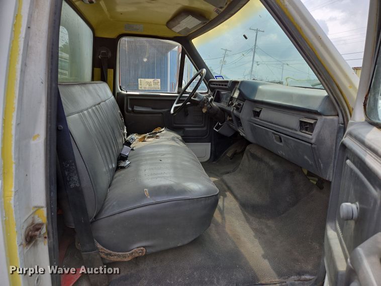 image for item DT4835 1994 Ford F700 box truck