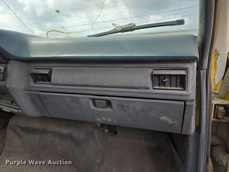 image for item DT4835 1994 Ford F700 box truck