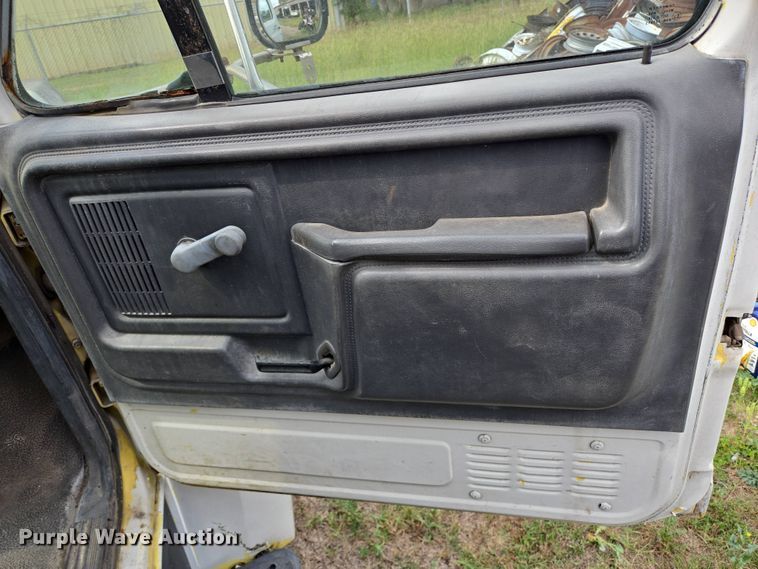 image for item DT4835 1994 Ford F700 box truck