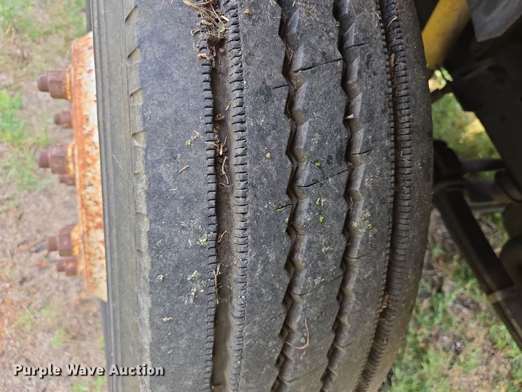 image for item DT4835 1994 Ford F700 box truck