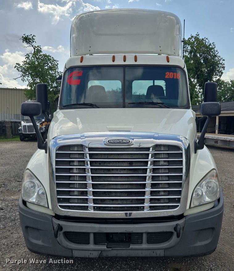 image for item DT4854 2016 Freightliner Cascadia semi truck