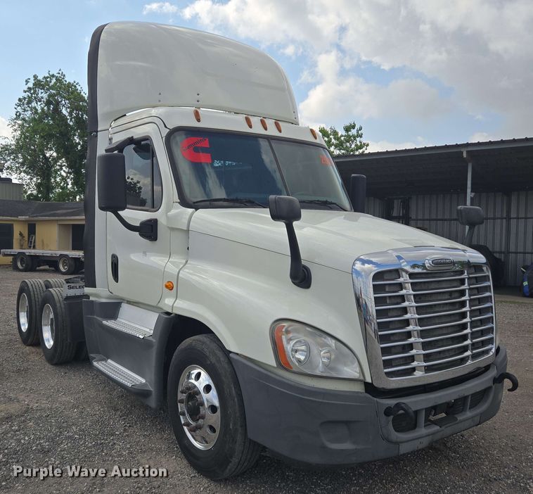 image for item DT4854 2016 Freightliner Cascadia semi truck